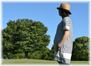 公園で散歩する妊婦さん