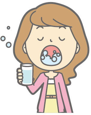 喉のケアにうがいをする妊婦さん