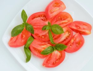 トマトをオリーブオイルで食べる