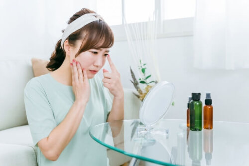 目の周りの赤みを気にする女性