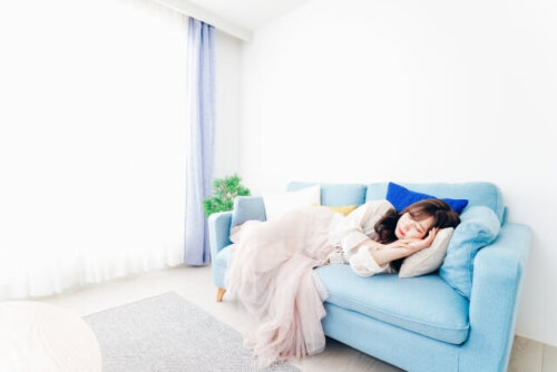 ソファーで睡眠をとるママ