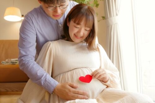 夫婦で待望の子供を待つ