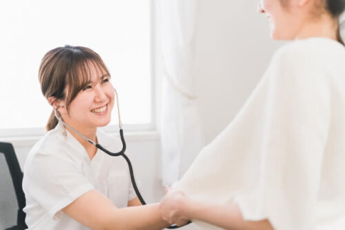 お医者さんに診てもらう妊婦さん