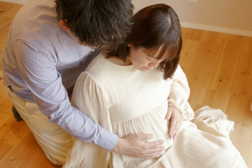 お腹の中の子供を期待する夫婦