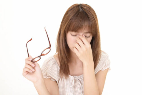 睡眠不足と目の疲労でふらふらするママさん