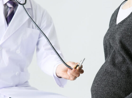 お医者さんに診てもらっている妊婦さん