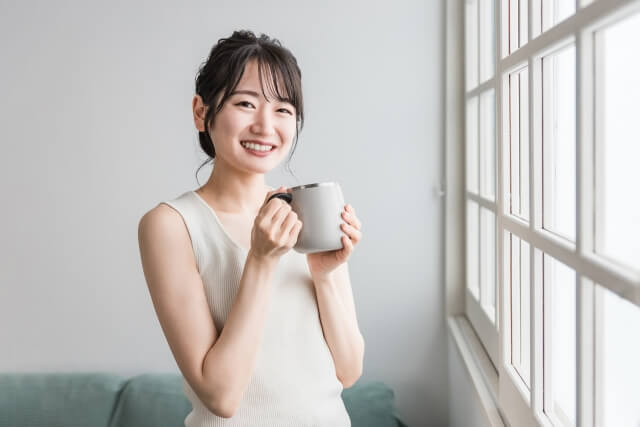 温活に白湯を飲む女性