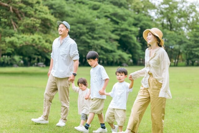 家族みんなで手をつないで歩く