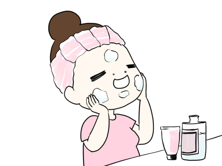 しっかりとスキンケアをしてから日焼け止めを塗る女性