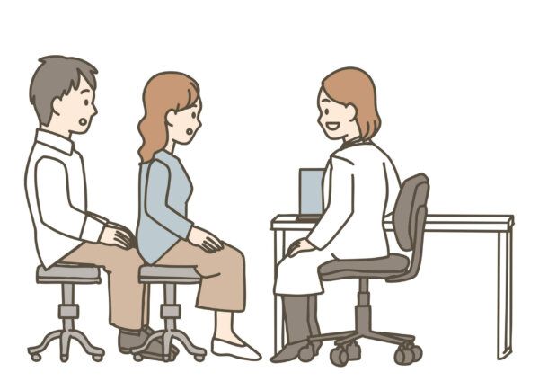 お医者さんに検診を相談する夫婦