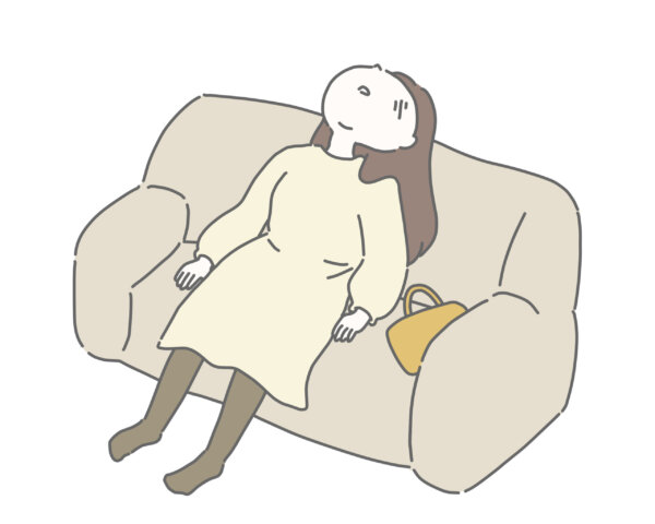 ソファーに倒れる