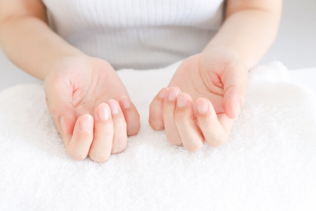 爪の状態が気になる女性
